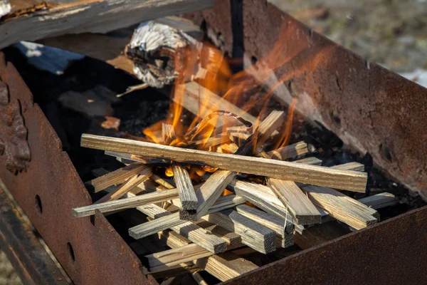 Firewood Burning Grill Fire Breaks Out Grill Dry Firewood Flares — Stock Photo, Image