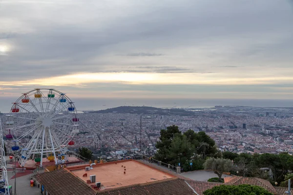 从上面看巴塞罗那市的摩天轮 巴塞罗那轮 早上在巴塞罗那的提比塔博山上可俯瞰城市的黎明 — 图库照片
