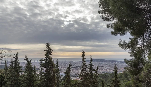巴塞罗那全景 来自提比塔博山 一大早在巴塞罗那俯瞰城市的景观 — 图库照片
