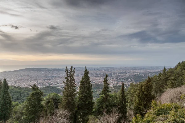 巴塞罗那全景 来自提比塔博山 一大早在巴塞罗那俯瞰城市的风景 黎明时分从山上俯瞰城市 — 图库照片