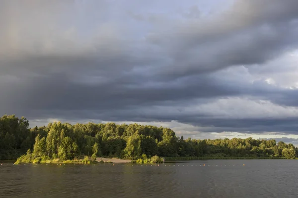 Chmurne Niebo Nad Rzeką Wieczorem Malowniczy Krajobraz Chmurami Rzeką — Zdjęcie stockowe