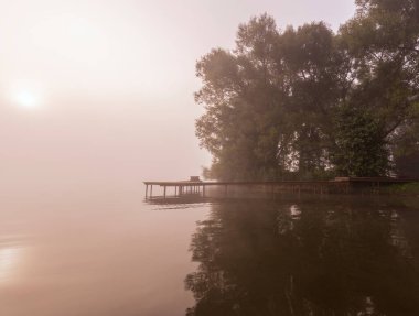 Nehirde sis var. Şafak vakti mistik manzara. Sabah erkenden. Yazın güzel şafak vakti nehir kenarında. Sabahın erken saatlerinde manzara manzarası.