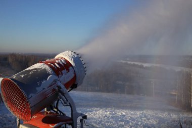 Kar topu kayak merkezinde çalışıyor. Kar Silahı iş başında..