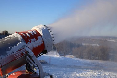 Kar topu kayak merkezinde çalışıyor. Kar Silahı iş başında..