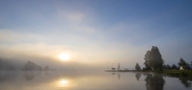 Yaz mevsiminde nehir kenarında şafak. Sabah tazeliğinin güzel manzarası.