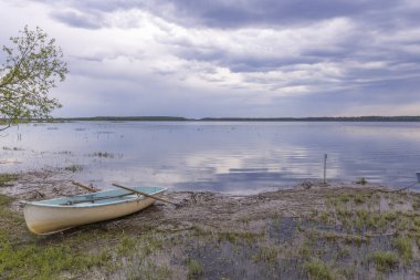 Tepenin üzerinde günbatımının canlı renkleri. Akşamları renkli manzara, tepeli bir tarlanın üzerinde altın bulutlarla muhteşem mavi gökyüzü..