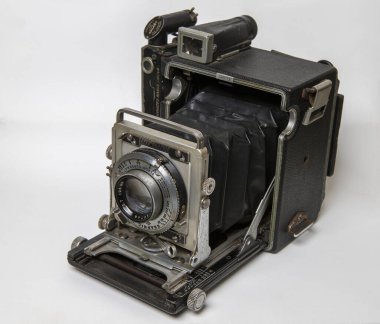 Sao Paulo, Brezilya - Eylül 07, 2020 - Eski foto muhabirlik kamerası Speed Graphic beyaz arka planda izole edildi. Sadece editoryal kullanım