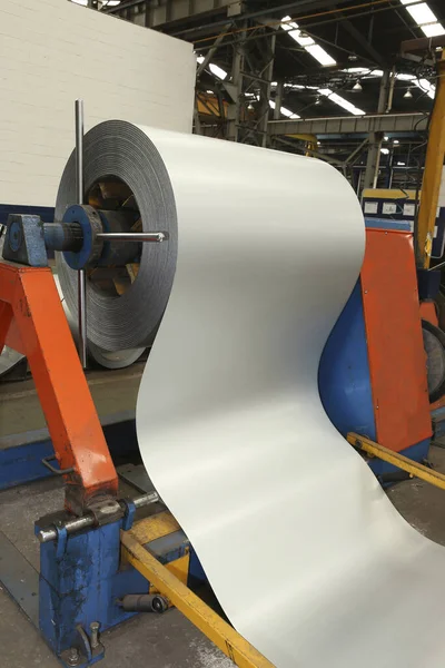 Walsen Van Gegalvaniseerde Staalplaat Bij Snijmachines Ijzerfabrieken Metaalfabrieken Voor Productie — Stockfoto