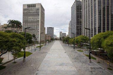 Vale do Anhangabau (Anhangabau Vadisi) manzarası Viaduto do Cha (Çay Viyadük) tarafından yenilenmektedir. Brezilya 'nın merkezindeki Sao Paulo' da ünlü bir yer.