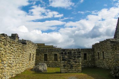 Machu Picchu, Cuzco, Peru - 12 Haziran 2008 - Antik İnka şehri Machu Picchu 'da turistler geziniyor. UNESCO Dünya Mirası.