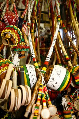Berimbau, Brezilya Dövüşü 'nde kullanılan Capoeira adlı müzik aleti. Kökeni XVI. Salvador, Bahia, Brezilya. Bahia Berimbau 'da yazıyor. Kritik odak