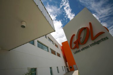 Sao Paulo - Brezilya - 14 Ocak 2008. Havaalanında logolu Hangar Gol cephesi. Gol bir Brezilya Havayolu şirketi. Brezilya 'daki Sao Paulo Borsası' nda bir şirket. Go akıllı havayolları Portekizce yazıldı.