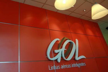 Sao Paulo - Brezilya - 14 Ocak 2008. Havaalanındaki resepsiyonda logo var. Gol bir Brezilya Havayolu şirketi. Brezilya 'daki Sao Paulo Menkul Kıymetler Borsası' nda. Go akıllı havayolları Portekizce yazıldı.