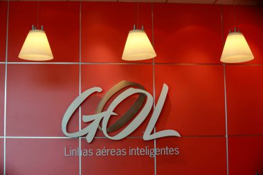 Sao Paulo - Brezilya - 14 Ocak 2008. Havaalanındaki resepsiyonda logo var. Gol bir Brezilya Havayolu şirketi. Brezilya 'daki Sao Paulo Menkul Kıymetler Borsası' nda. Go akıllı havayolları Portekizce yazıldı.