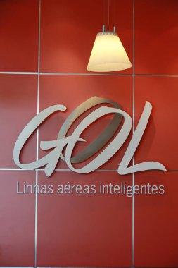 Sao Paulo - Brezilya - 14 Ocak 2008. Havaalanındaki resepsiyonda logo var. Gol bir Brezilya Havayolu şirketi. Brezilya 'daki Sao Paulo Menkul Kıymetler Borsası' nda. Go akıllı havayolları Portekizce yazıldı.