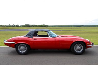 Sao Paulo, Brezilya - 16 Kasım 2020: Jaguar e Type coupe. İngiliz Jaguar Arabaları tarafından üretilen iki koltuklu spor araba.