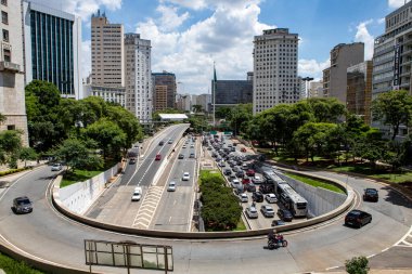 Vale do Anhangabau (Anhangabau Vadisi) manzarası Viaduto do Cha (Çay Viyadük) tarafından yenilenmektedir. Brezilya 'nın merkezindeki Sao Paulo' da ünlü bir yer. Bina şeridi: Aşı yok