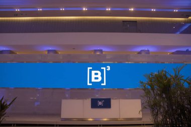 Sao Paulo, Brezilya - Şubat 03, 2021 - Brezilya 'nın Sao Paulo kentinin tarihi merkezindeki binanın girişinde bulunan Brezilya borsası B3' ün logosu