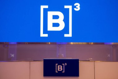 Sao Paulo, Brezilya - Şubat 03, 2021 - Brezilya 'nın Sao Paulo kentinin tarihi merkezindeki binanın girişinde bulunan Brezilya borsası B3' ün logosu