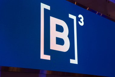 Sao Paulo, Brezilya - Şubat 03, 2021 - Brezilya 'nın Sao Paulo kentinin tarihi merkezindeki binanın girişinde bulunan Brezilya borsası B3' ün logosu