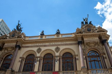 Mimar Ramos de Azevedo tarafından tasarlanan Sao Paulo Belediye Tiyatrosu ön cephesinin ayrıntıları aynı ismin bulunduğu meydanda yer almaktadır. 1903 'te inşa edildi ve 1911' de açıldı..
