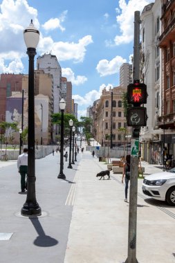 Sao Paulo, SP, Brezilya - Şubat 03 2021: Sao Paulo şehir merkezindeki karakteristik sokak lambalarıyla So Joo bulvarında gezinen insanlar