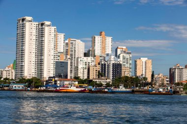 Araba feribotu şehir sahilinde. Santos ve Guaruja arasında deniz kıyısından geçen feribot. Sao Paulo Eyaleti, Brazi