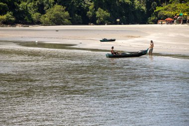 Sao Paulo, Brezilya - 15 Şubat 2021 - Brezilya 'nın Sao Paulo eyaletinin Guaruja kıyısındaki Pereque kıyısında küçük teknesiyle denize açılan balıkçılar