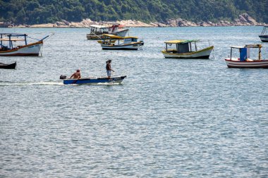 Sao Paulo, Brezilya - 15 Şubat 2021 - Brezilya 'nın Sao Paulo eyaletinin Guaruja kıyısındaki Pereque kıyısında küçük teknesiyle denize açılan balıkçılar