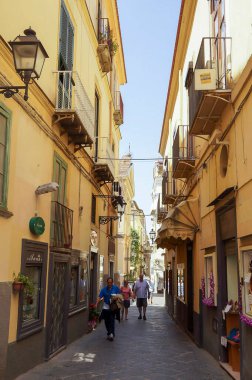 Sorrento, İtalya - 20 Mayıs 2014: Sorrento 'nun merkezindeki caddelerden birinde turist alışverişi. Campania, İtalya