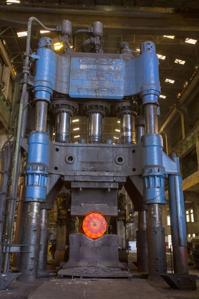 Sao Paulo Brasilien April 2018 Metallschmieden Hydraulikhammer Formt Den Glühenden — Stockfoto