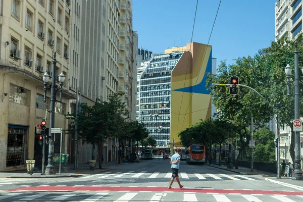 Sao Paulo Brazylia Kwietnia 2021 Mężczyzna Chodzi Masce Twarzy Przed — Zdjęcie stockowe