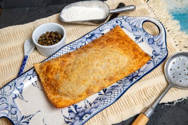 Brezilya yemeği mi? Pastel, İngilizce hamur işi, Güneydoğu Brezilya sokak fuarlarının tipik yemeği, kızarmış ve çiğ, peynirle doldurulmuş, biberle süslenmiş,