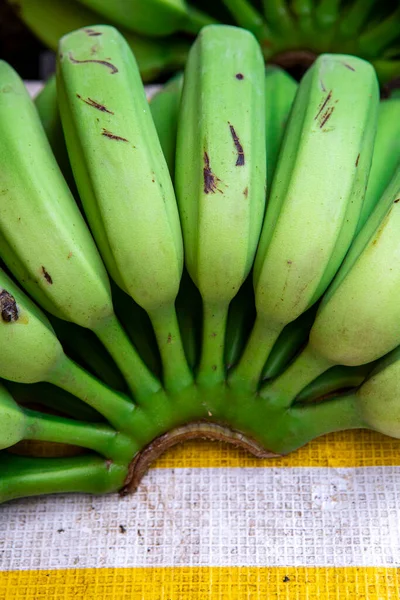 ブラジルのストリートマーケットでバナナを熟す 緑のバナナがカウンターにある 屋台で販売されているバナナの束 — ストック写真