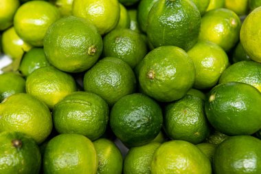 Sao Paulo Brezilya 'daki belediye pazarında taze limon yığınları