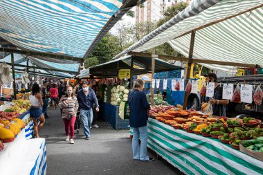 Sao Paulo, Brezilya, 21 Nisan 2021 - Sao Paulo, Brezilya 'daki geleneksel sokak pazarındaki tüketicilerin manzarası