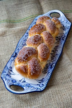 Tatlı ekmek, tipik bir Brezilya fırını. Kırsal jüt masa örtüsü üzerine mavi süslemeli.