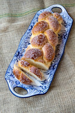 Tatlı ekmek, tipik bir Brezilya fırını. Kırsal jüt masa örtüsü üzerine mavi süslemeli.