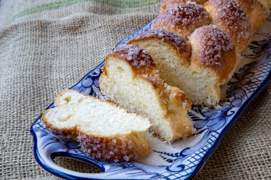 Tatlı ekmek, tipik bir Brezilya fırını. Kırsal jüt masa örtüsü üzerine mavi süslemeli.