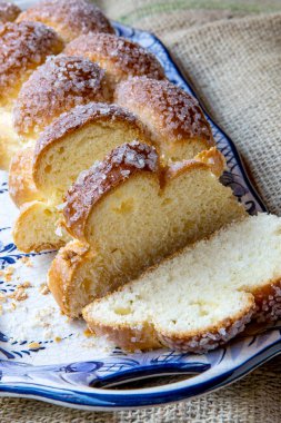 Tatlı ekmek, tipik bir Brezilya fırını. Kırsal jüt masa örtüsü üzerine mavi süslemeli.