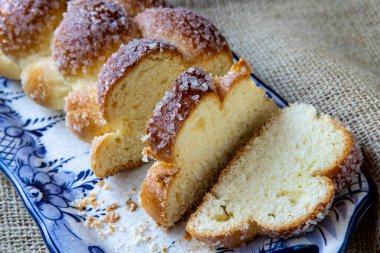 Tatlı ekmek, tipik bir Brezilya fırını. Kırsal jüt masa örtüsü üzerine mavi süslemeli.