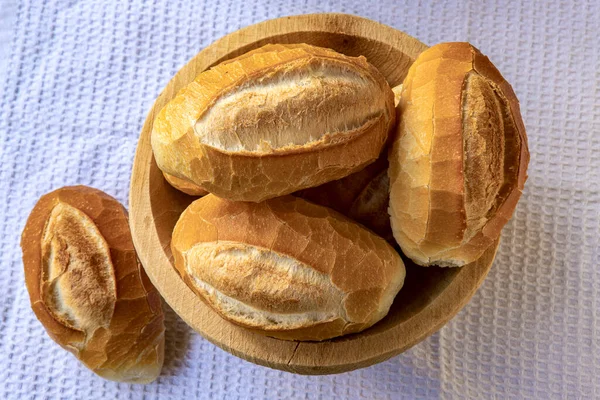 Mand Met Frans Brood Traditioneel Braziliaans Brood Aanwezig Aan Tafels — Stockfoto