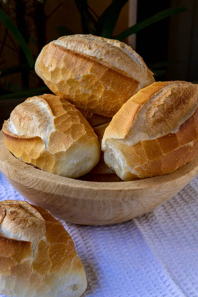 Korb Mit Französischem Brot Traditionellem Brasilianischem Brot Das Bei Tischen — Stockfoto