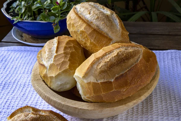 フランスパンのバスケット 伝統的なブラジルパンは 全国のテーブルや食事に存在します 白いテーブルクロスに — ストック写真