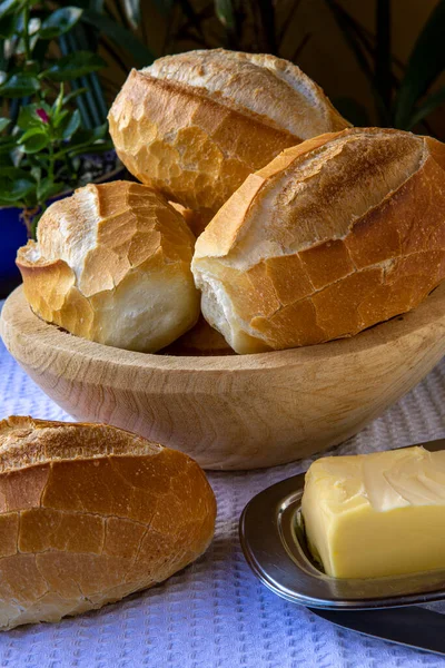 Корзина Французского Хлеба Традиционный Бразильский Хлеб Маслом Завтрак — стоковое фото