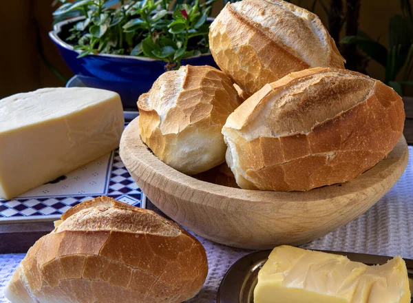 Cesta Pão Francês Pão Tradicional Brasileiro Com Queijo Manteiga Para — Fotografia de Stock