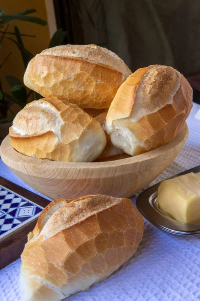 Korb Mit Französischem Brot Traditionellem Brasilianischem Brot Mit Butter Zum — Stockfoto