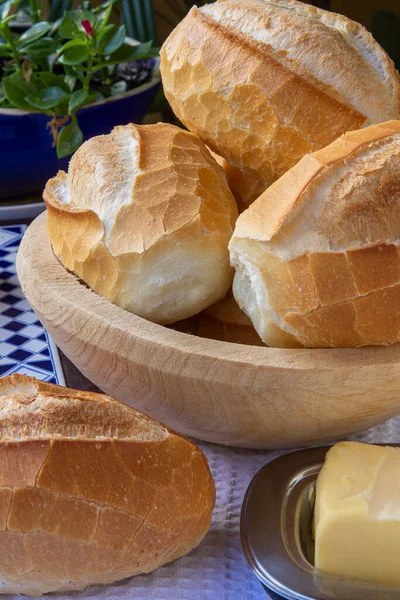 Korb Mit Französischem Brot Traditionellem Brasilianischem Brot Mit Butter Zum — Stockfoto