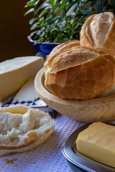 Cesta Pão Francês Pão Tradicional Brasileiro Com Queijo Manteiga Para — Fotografia de Stock