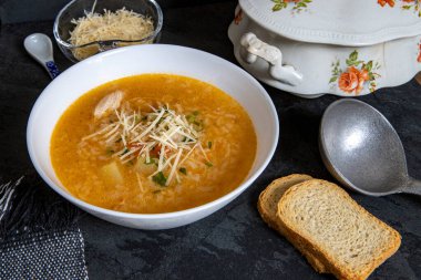 Brezilya mutfağı - Portekizce tavuk çorbası veya Canja de galinha - geleneksel Brezilya yemekleri, tavuk ve pirinç çorbası 19. yüzyıldan kalma dekore edilmiş antika çorba kasesinde servis edilir.